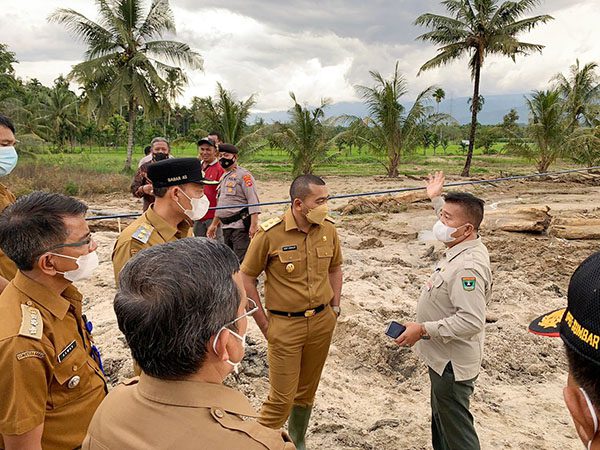 LOKASI BANJIR BANDANG— Wagub Sumbar Audy Joinaldy melakukan kunjungan ke lokasi banjir bandang.