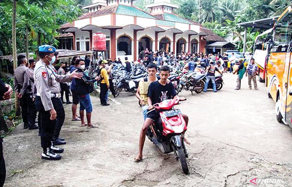SEMPAT—Sejumlah warga yang sempat ditahan polisi tiba di halaman masjid Desa Wadas, Bener, Purworejo, Jawa Tengah, Rabu 99/ 2). Sebanyak 64 warga Desa Wadas dibebaskan oleh pihak kepolisian terkait aksi penolakan pembangunan Bendungan Bener.