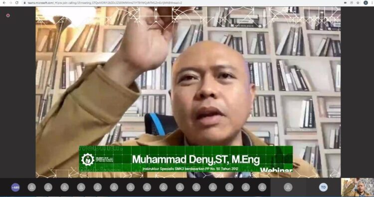 NARASUMBER — Ahli Keselamatan dan Kesehatan Kerja (K3) Kemnaker RI Muhammad Deny menjadi narasumber dalam Webinar Bulan K3 dan Bulan Mutu PT Semen Padang, Selasa (8/2).