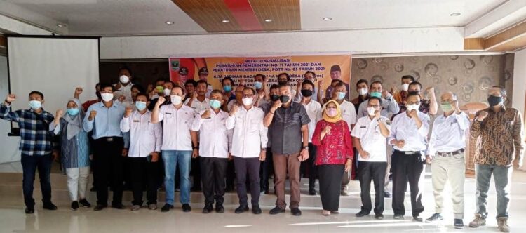 FOTO BERSAMA— Bupati Mentawai Yudas foto bersama dengan Zarfi Deson saat kunker kemarin.