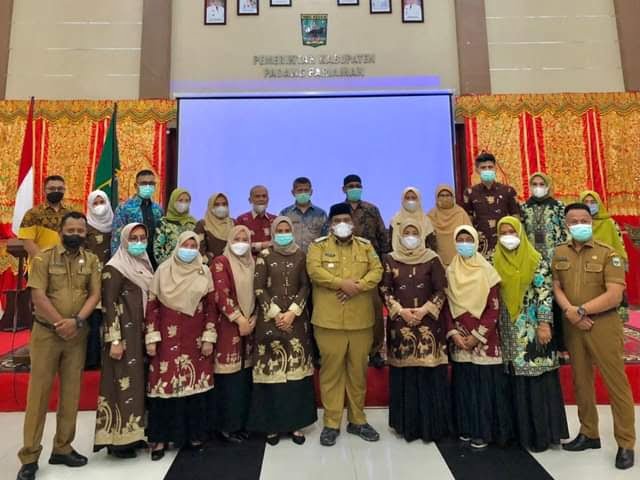 HADIRI—Bupati PadangpariamanSuhatri Bur hadiri pelantikan Forikan.