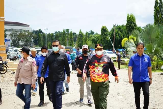 KUNJUNGI— Suhatri Burc didampingi PMI kunjungi korban bencana di Pasaman Barat dan serahkan bantuan.