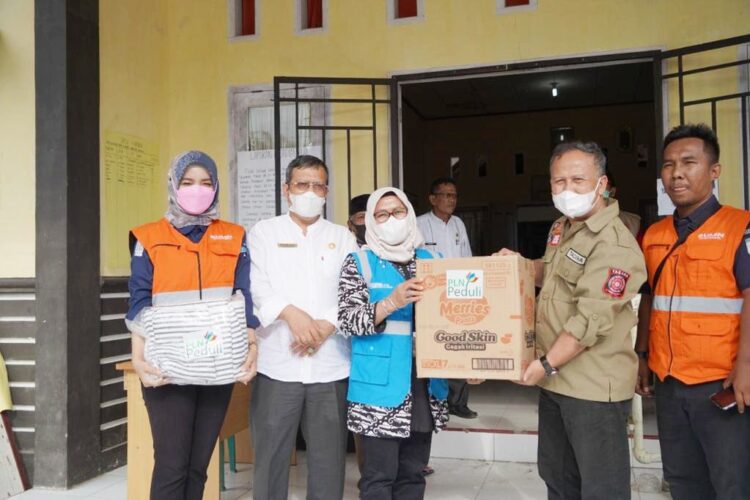 PLN menyerahkan bantuan tahap ketiga untuk korban gempa di Pasaman dan pasaman Barat.