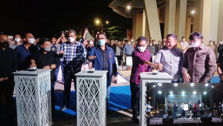 Tagline ”Padang Kota Tercinta” yang Dibangun Bank Nagari Diresmikan 1 TAGILINE PKT DIRESMIKAN— Wali Kota Padang Hendri Septa bersama Dirut Bank Nagari Muhamad Irsyad meresmikan tagline Padang Kota Tercinta (PKT) yang berdiri di Gunung Padang, Sabtu malam (12/3). Sebelumnya tagline yang menjadi ikon Kota Padang itu terbakar pada tahun 2019 lalu. Peresmian bertepatan dengan HUT Bank Nagari ke-60, pada Sabtu (12/3).