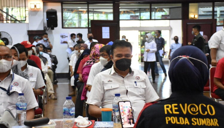 VAKSINASI BOOSTER—  Karyawan Semen Padang Group dan keluarga serta masyarakat umum mengikuti vaksinasi booster yang digelar PT Semen Padang bekerjasama dengan Polda Sumbar, sebagai rangkaian HUT ke-112 Pendirian Pabrik PT Semen Padang, di GSG Semen Padang, Rabu (16/3).