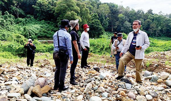 Bekas Tambang Emas Ilegal Ditemukan di Sawahlunto, Hanya Menyisakan Lubang dan Tumpukan Batu 1 TAMBANG EMAS— Tim gabungan saat berada di lokasi bekas tambang emas ilegal yang sudah ditinggalkan para penambang.