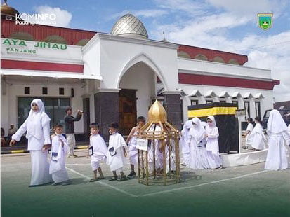 Sebanyak 160 murid Taman Kanak-Kanak (TK) Islam Jihad, antusias mengikuti Manasik Haji, Senin (7/3) di Halaman Masjid Jihad. Manasik haji merupakan program kegiatan rutin, digelar setiap tahunnya oleh TK yang terletak di Jalan Imam Bonjol ini.