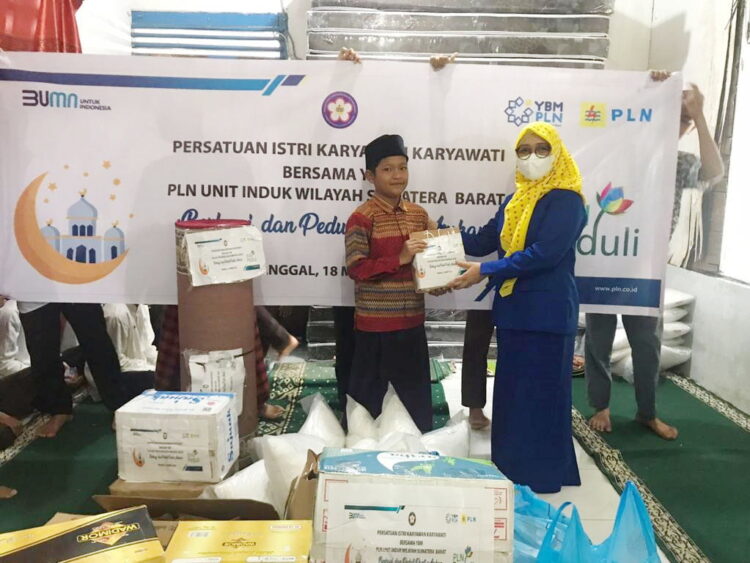 PIKK PLN UIW Sumbar bersama dengan YBM memberikan bantuan pada Panti Asuhan dan Duafa di Kota Padang pada Jumat (18/03).