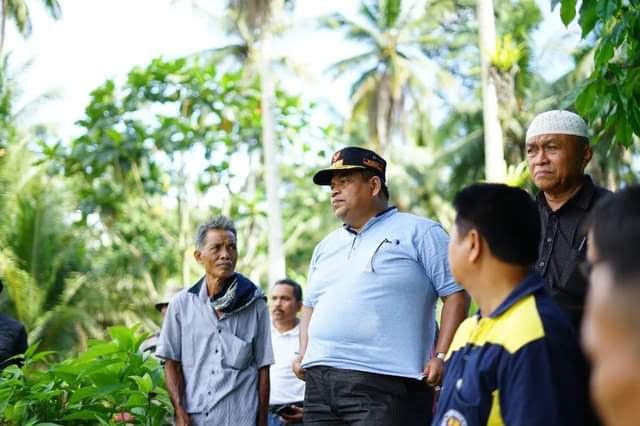 TEMUI WARGA— Bupati Padangpariaman Suhatri Bur saat turun lapangan menemui warga.