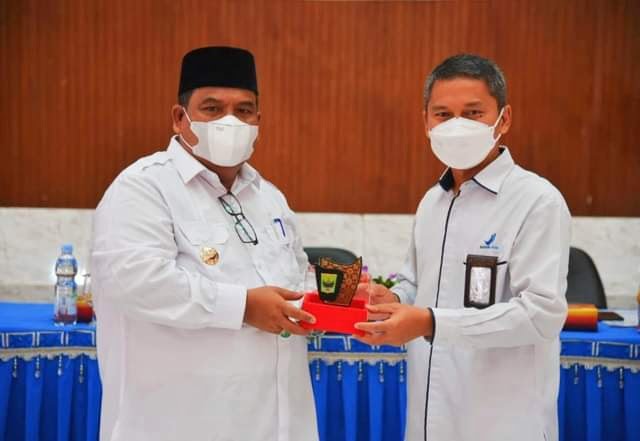 TUKAR CENDERA MATA— Suhatri Bur  bertukar cendera mata dengan BPOM.