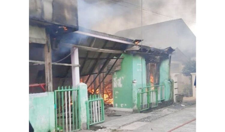 BERJIBAKU— Petugas Damkar berjibaku memadamkan api yang membakar dua rumah dan dua toko di Jalan Jambu Kelurahan Dadok Tunggul Hitam, Kecamatan Koto Tangah.