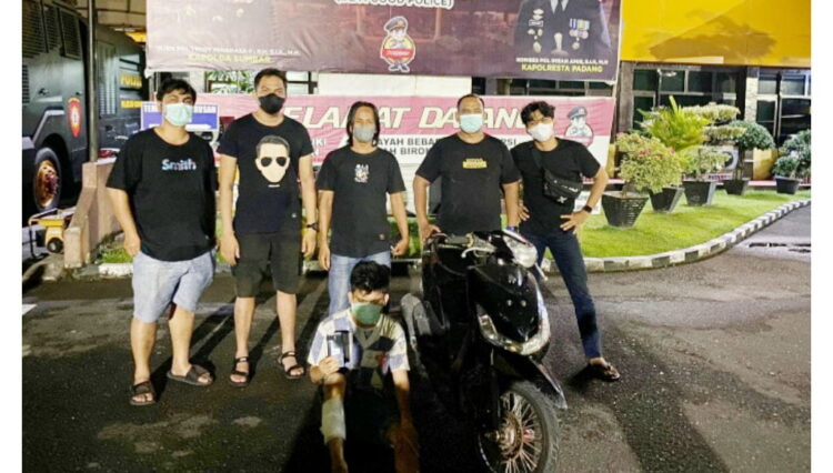 Mencuri Hp, Residivis Dihadiahi Timah Panas di Kecamatan Lubeg 1 PENCURI DITEMBAK— Pelaku Sumitra (25) yang melakukan pencurian Hp, ditembak Tim Klewang Polresta Padang karena berusaha kabur saat ditangkap.