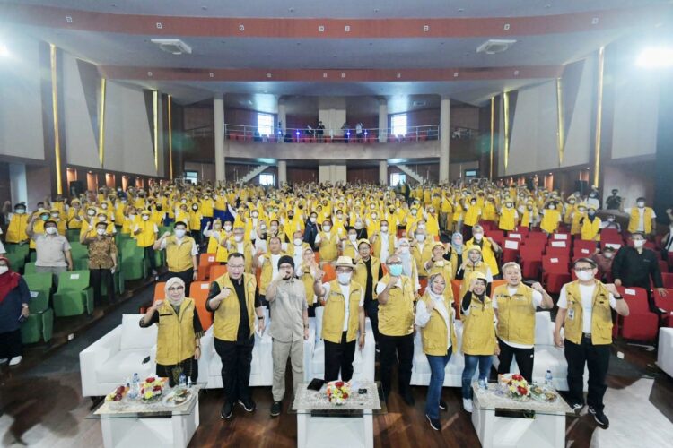 Kang Emil Wisuda 1.249 Petani Milenial Jawa Barat di IPB 1 WISUDA—Gubernur Jawa Barat Ridwan Kamil mewisuda 1.249 petani milenial Angkatan I Program Petani Milenial di kampus Institut Pertanian Bogor, Kabupaten Bogor, Kamis (24/3) lalu.