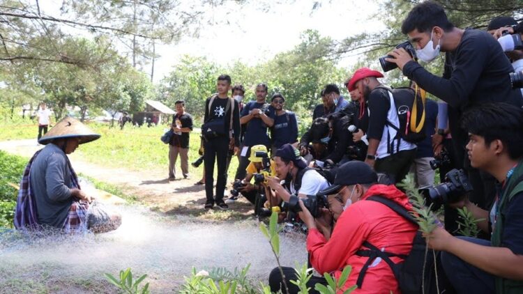 TARUNG—Terlihat sebanyak 250 orang fotografer bertarung membidik   foto terbaik yang akan dilombakan.