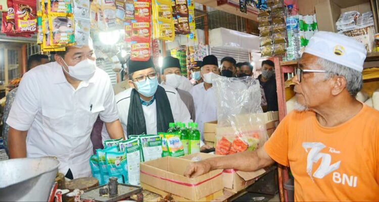 TINJAU PASAR RAYA— Menteri Perdagangan (Mendag) RI, Muhammad Luthfi didampingi Wali Kota Padang Hendri Septa meninjau Pasar Raya Padang dan juga memastikan ketersediaan minyak goreng, serta memantau distribusi serta harga bahan pokok.