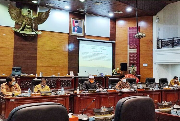 Seluruh Fraksi DPRD Sumbar Setujui Ranperda KIP 1 Rapat paripurna pembahasan akhir fraksi empat ranperda, di gedung DPRD Sumbar.