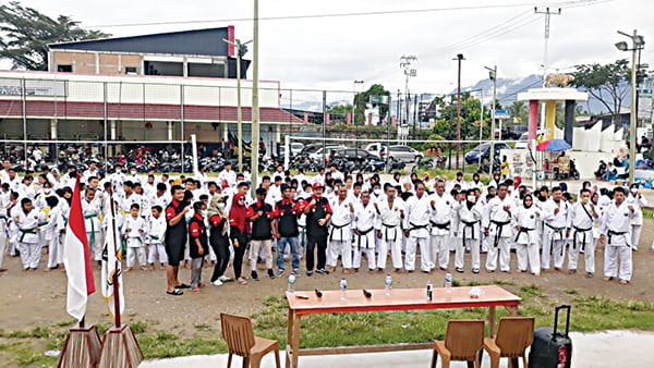 UJIAN KENAIKAN TINGKAT— Ketua Inkado Sumbar H Wahyu Iramana Putra usai membuka UKT yang diikuti 280 karateka dari Inkado Kota Padang di Lapangan FKAN Kuranji, Minggu (13/3).
