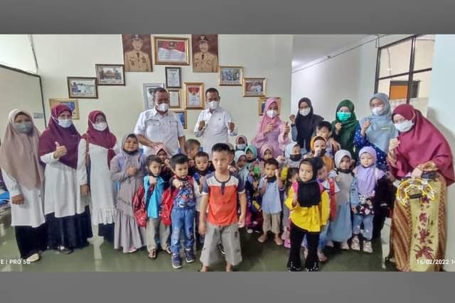 FOTO BERSAMA— Wako Genius Umar dan Wawako Mardison Mahyuddin bersama generasi masa depan daerahnya.