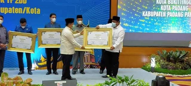 Satu Tahun Suhatri Bur- Rahmang, Komitmen dengan Kerja Nyata dan Kerja Keras 1 PENGHARGAAN—Bupati Suhatri Bur terima penghargaan.