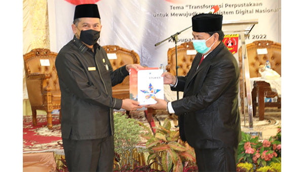 Ketua DPRD Agam Novi Irwan menerima penghargaan Nugra jasa dharma Pustaloka dari Kepala Perpustakaan Nasional RI Muhammad Syarif Bando.