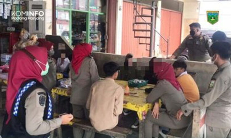 ARAHAN— Kasi Operasional Satpol PP Kota Padangpanjang  Musben Zakir  saat beriokan arahan kepada pelajar yang bermasalah.