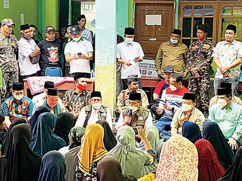 BERDO’A— Ketum PBNU KH. Yahya Cholil Staquf  bersama Wasekjen KH. Suleman Tanjung bersama rombongan mengunjungi warga yang menjadi korban bencana. Selain menyalurkan bantuan juga mengadakan do’a bersama.