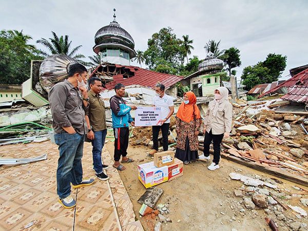 PT Bank Negara Indonesia Persero Tbk (BNI) Wilayah 02 mengirimkan dan menyerahkan sejumlah bantuan sembako kepada Kabupaten Pasaman Barat yang terdampak  bencana gempa bumi.