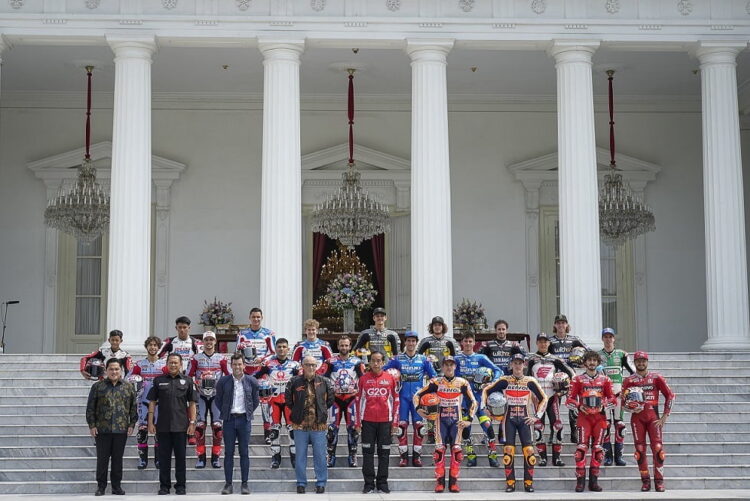 BERSAMA JOKOWI--Veda Ega Pratama dan Mario Suryo Aji berfoto bersama Presiden RI Joko Widodo dan para pebalap MotoGP di depan Istana Kepresidenan RI.