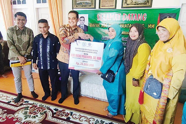 Ade Rezki Pratama Beri Bantuan Modal Untuk KU PKK Simarasok