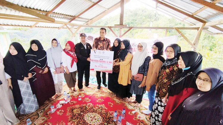 Anggota DPR RI, Ade Rezki Pratama, Salurkan Bantuan Modal Tenaga Kerja Mandiri di Balingka 1 BANTUAN—Anggota DPRD Ri Ade Rezki Pratama yang tidak ada hentinya membantu masyarakat.