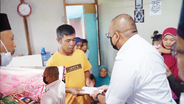 SERAHKAN BANTUAN— Anggota DPR RI Andre Rosiade menyerahkan bantuan untuk membantu pengobatan Nurhayati, warga Parambahan, Lima Kaum, Kabupaten Tanahdatar.