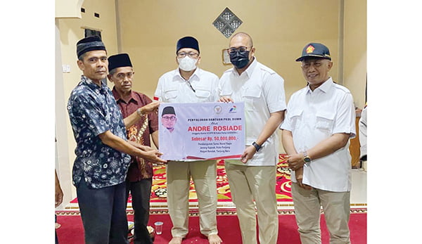 SERAHKAN BANTUAN— Anggota DPR RI Andre Rosiade menyerahkan bantuan untuk Mushalla Nurul Yakin, Jorong Kapuak Koto Panjang, Nagari Barulak, Kecamatan Tanjung Baru, Kabupaten Tanahdatar.