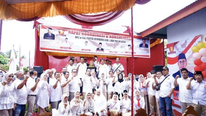 HUT GERINDRA— Kader dan simpatisan Gerindra Limapuluh Kota menggemakan teriakan Prabowo Presiden dan Andre Rosiade Gubernur saat acara HUT Gerindra di DPC Gerindra Limapuluh Kota.