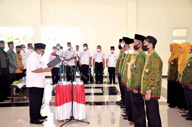 DILANTIK— Bupati Agam Andri Warman melantik sebanyak 12 personel pengurus DPC Forum Komunikasi Diniyah Takmiliyah Agam.
