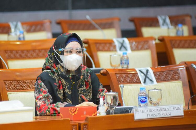 RAPAT— Anggota Komisi VIII DPR RI Lisda Hendrajono saat raoat baru baru ini.
