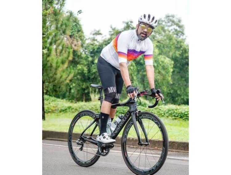 KEBUGARAN—Asdep Kemenpora Maifrizon bersepeda untuk kebugaran tubuh.