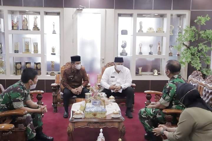 AUDIENSI—Wali Kota Solok Zul Elfian melakukan audiensi dengan rombongan kepala RST Solok Tingkat IV Solok, Mayor Ckm dr David Marlynson Purba.