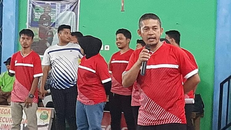 SAMBUTAN—Panitia Pelaksana Kejuaraan PB Mahmuda Cup VI tahun 2022 Erianto memberi kata sambutan saat pembuakan kejuaraan.