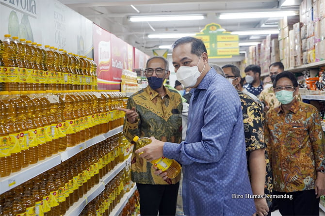 agangan (Mendag) Muhammad Lutfi melakukan pemantauan minyak goreng di sejumlah ritel modern, yaitu TipTop Rawamangun, Jakarta Timur dan Diamond Artha Gading, Jakarta Utara. Kegiatan ini dilakukan untuk memastikan ketersediaan minyak goreng beredar di pasaran.