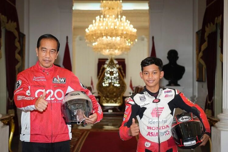 BERTEMU PRESIDEN— Veda Ega Pratama dan Mario Suryo Aji berfoto bersama Presiden Republik Indonesia Joko Widodo dan para pebalap MotoGP di Istana Kepresidenan RI.