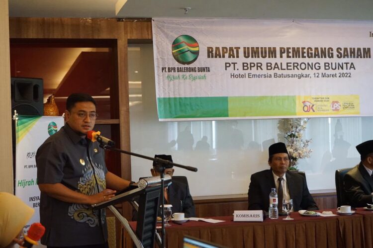 RUPS—Wakil Bupati Tanah Datar Richi Aprian pada Rapat Umum Pemegang Saham (RUPS) PT BPR Balerong Bunta, Sabtu (12/3) di Batusangkar.
