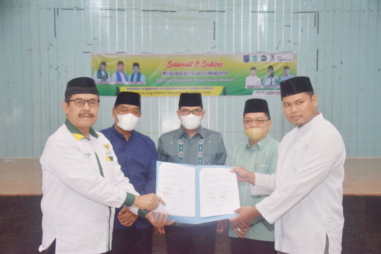MOU KERJA SAMA— Badan Amil Zakat Nasional (Baznas) Kota Sawahlunto memperlihatkan MoU kerja sama untuk memaksimalkan sosialisasi pengumpulan zakat kepada masyarakat Kota Sawahlunto.