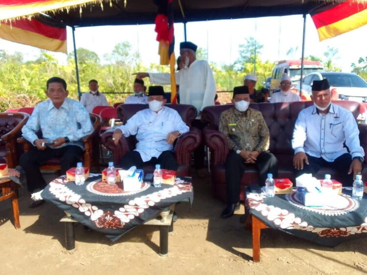 Wakil Bupati Padangpariaman Rahmang, kemarin, bersama Bupati Indragiri Hilir Muhammad Wardan meletakan batu pertama pembangunan surau dan gedung serba guna Persatuan Keluarga Daerah Piaman (PKDP) Kabupaten Indragiri Hilir.