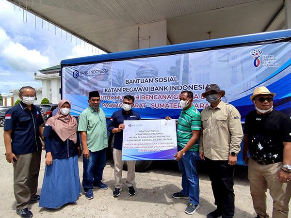 SERAHKAN BANTUAN-Kepala Perwakilan Bank Indonesia Sumbar Wahyu Purnama A bersama BMPD menyerahkan bantuan untuk korban gempa Pasbar dan Pasaman.