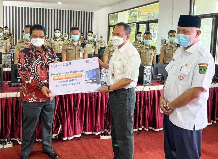 Direktur Kepatuhan Bank Nagari, Restu Wirawan menyerahkan secara simbolis bantuan 30 komputer kepada Direktur IPDN Kampus Sumbar, Tun Huseno yang disaksikan Gubernur Sumbar, Mahyeldi Ansharullah.