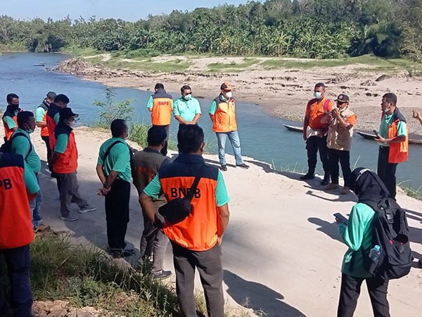 Bantuan BNPB Ke Padang Pariaman Cukup Menggembirakan 1 ARAHAN—Kasubdit Pemulihan Sarana dan Prasarana BNPB RI, Budi Erwanto berikan arahan.
