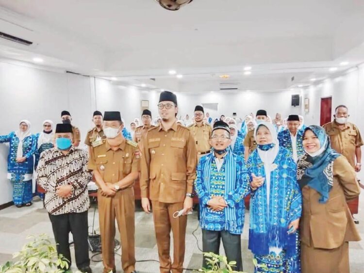 SERAHKAN— Wali Kota Bukittinggi bersama Kakan Kemenag Bukittinggi serahkan Bantuan Operasional untuk BKMT Bukittinggi.