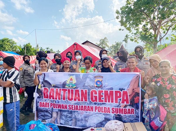 SERAHKAN BANTUAN-Polwan-polwan Polda Sumbar menyerahkan bantuan kemanusiaan kepada warga korban gempa di Malampah, Kabupaten Pasaman.