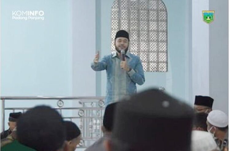 HADIRI—Wali Kota, H. Fadly Amran, BBA Datuak Paduko Malano saat menghadiri acara ramah tamah dan peringatan Isra’ Mi’raj di Masjid Nurul Amri, Kelurahan Balai-Balai, Kecamatan Padang Panjang Barat, Senin (28/2),