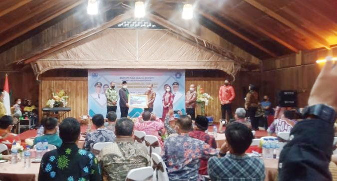 Masa Jabatan Bupati dan Wakil Bupati Mentawai Berakhir 1 FOTO BERSAMA—Bupati, Wakil Bupati Mentawai, gubernur foto bersama.